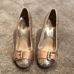 MICHAEL Michael Kors size 8.5 gold pumps